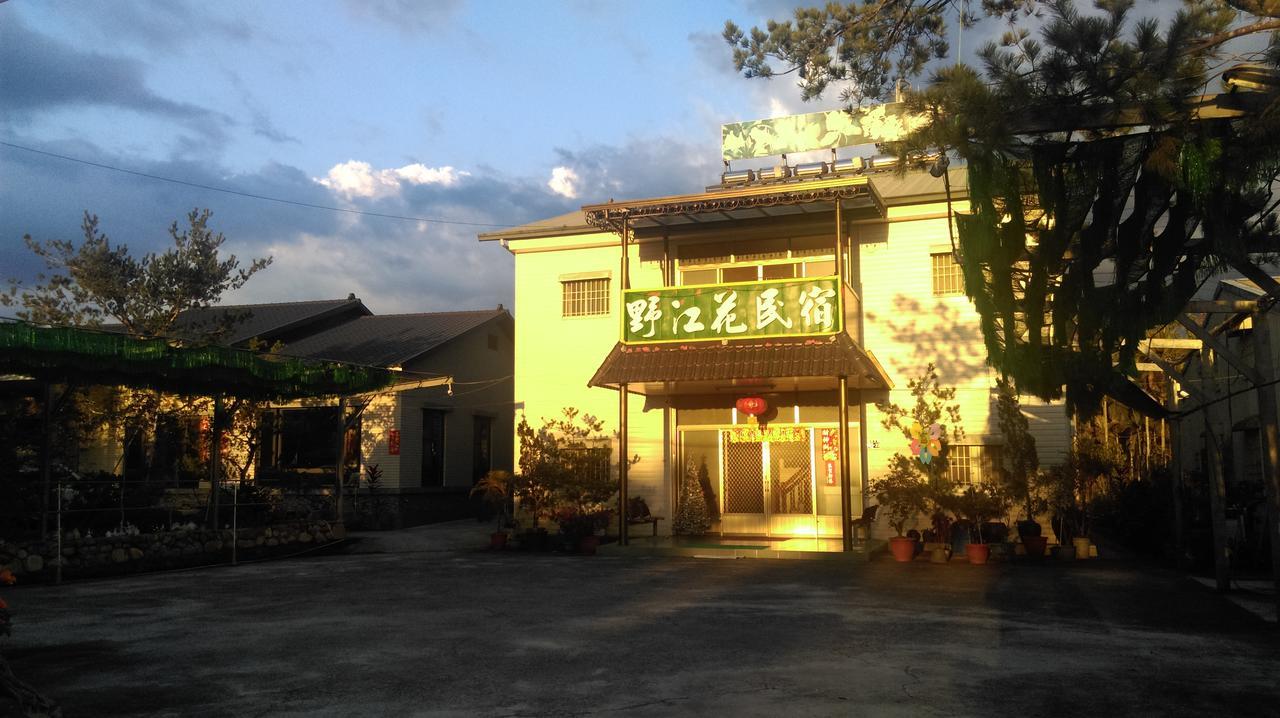Bed and Breakfast Sun Moon Lake Wild Flower à Yuchi Extérieur photo